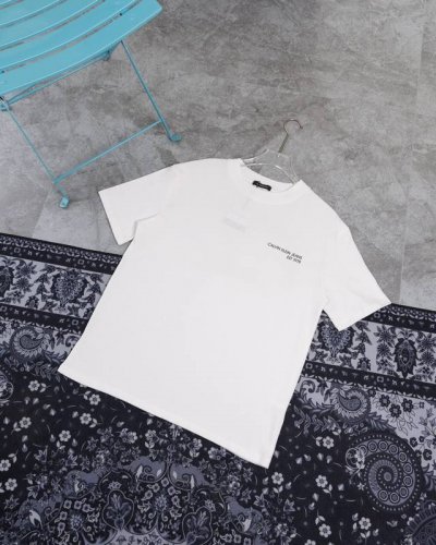 款M224 Ck后背涂鸦 Calvin Kleinck 男女情侣休闲圆领后背涂鸦短袖T恤 莱卡面料质感非常细腻 手感柔软平滑 弹性最好 穿着舒适 体贴合身 现货