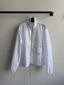 prad* 25Ss春夏新款胶囊系列再生尼龙拉链夹克防晒外套 原版开发经典短款宽松版型下摆抽绳可调节设计 可甜可盐减龄时髦又帅气白富美必备现货 Sml.