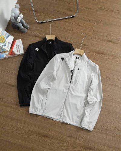 上新 品牌：迪桑特 Descente 尺码：M-L-Xl-Xxl-Xxxl 颜色：黑色-白色 面料科技: 轻量化 防水 透气 防晒 领型:立领 厚薄：薄 New Arrivals工