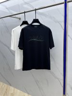 Balenciag*巴黎 2025Fw春夏新品圆领打底外穿T恤，立体感Logo常规半袖纯棉打底T恤，柔软而有韧性。工艺处理，韧性和抗皱性能得到大幅度提高。剪裁到