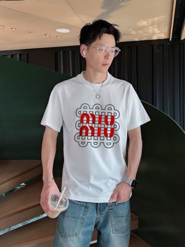 miu Miu家 2025春夏新款首发专柜最新款短袖圆领T恤 高端订制 设计前卫时尚！品牌Logo重工艺设计 高端定制面料.手感柔软.穿着舒适.专柜级别精致车线