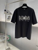 Balenciag 25Ss新款印花T 此款，采用高克重，洗水面料，300克 工艺复杂，采用厚版数字工艺，叠加 添加个性色彩搭配 十足的造型搭配和彩色形成鲜明对