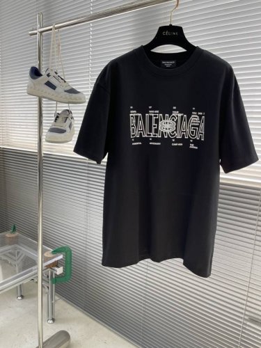 Balenciag 25Ss新款印花T 此款，采用高克重，洗水面料，300克 工艺复杂，采用厚版数字工艺，叠加 添加个性色彩搭配 十足的造型搭配和彩色形成鲜明对