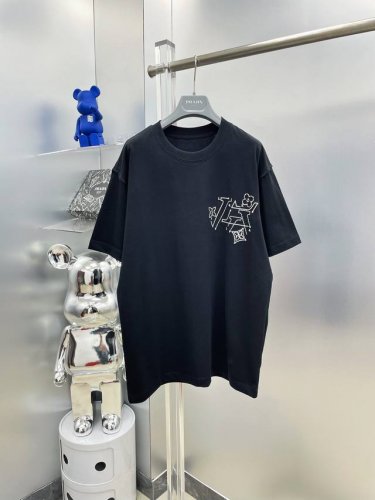 lv 路易 2025夏季新款大V字母印花Logo短袖Tee 专柜同步有售，原单狠货，时尚 进口原版科技面料，上身舒适透气，原版定制五金辅料，上身帅气有型，三标齐