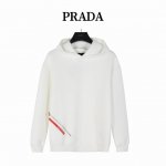 prada 普拉达 下摆红条拉链口袋连帽卫衣 官网同款，简约大气，采用高支高密双股空气层长绒棉面料，兼具保暖跟舒适，五金辅料跟原版，拉链口袋设计，更具特色。 S