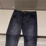 p270。Miumiu2025春夏新款 刺绣字母牛仔裤 ，采用牛仔布的天花板丹宁牛仔，牛仔布料全部选用经过多道工序洗水、做旧处理。后口袋采用红色刺绣字母搭配。优