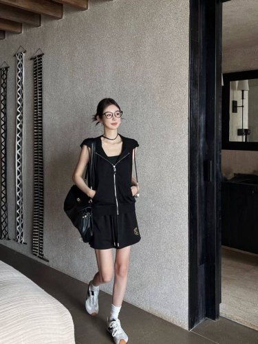 lululemon露露乐蒙经典Logo刺绣拉链连帽马甲抽绳松紧腰短裤裙套装 款号：25671105316 颜色：黑色 白色 尺码：Sml S码80-95斤 M码