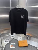 路易 1V 刺绣顶级版本 区别通货 全年不下架，放心出售 款式：短袖T恤 面料：300克重双纱100%棉 罗纹：320克重索络纳1*1潮牌 工艺：刺绣工艺Log