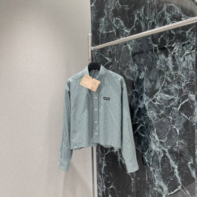 miu 25夏季新款 格纹刺绣衬衫 对色对格草绿色系格纹元素 翻领长袖衬衫配合胸前字母徽标 增添甜美可爱气息 呈现缪系专属乖巧学院风格 轻松突出比例优势 让穿搭
