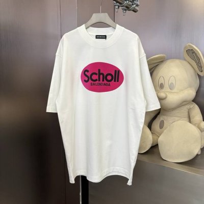 balenciaga 春夏限定款，320克高订面料，40支双纱，定制织梦雅韵罗纹棉 质感细腻 舒适贴肤 以纯黑之色 诠释着优雅 标志性地标识跃然衣上 低调却醒目