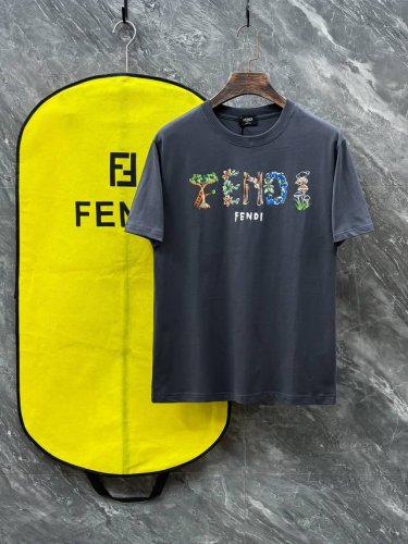 Fendi# 2025春夏新款首发专柜最新款短袖圆领T恤 高端订制 设计前卫时尚 品牌Logo重工艺设计 高端定制230克面料.手感柔软.穿着舒适.专柜级别精致