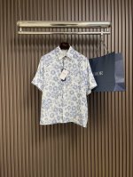 上衣P260 短裤P250 dior And Hylton Nel淡蓝色提花面料短袖衬衫短裤套装，这款衬衫来自Dior And Hylton Nel 联名系列，