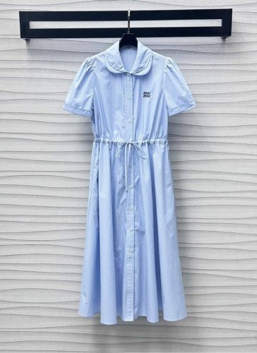 miumi*2025新品上架 抽绳条纹连衣裙 定制Yb进口斜纹全棉材质 质感舒适细腻 沿用纽扣开襟调节配合腰身抽绳系结收腰效果处理 增添造型层次感 更凸显上短下