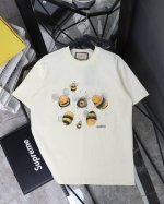 供 实拍图 古驰 Gucci小蜜蜂满印花圆领短袖T恤 款号 348 原版面料官方同款短袖T恤 定制280 克同缸染面料手感非常舒服 春夏最新砖柜同步时尚又个性超