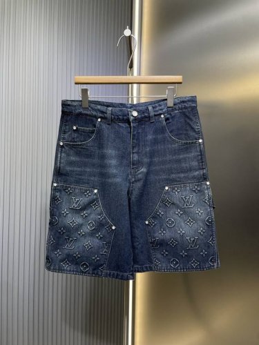 lv 顶级原单 驴家 25Ss新款工装牛仔短裤浸染水洗色调，为拼接结构和尖角口袋压印 Monogram 图案，可与同款工装衬衫共筑潮流风范。高版本 Size：S