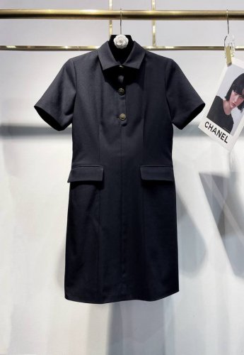 上新 独家高定连衣裙首发 25Ss prad*独家高级感气质精纺羊毛翻领小黑裙 经典的收身版型 剪裁有收有放 凸显腰身的同时做到松弛有度 裙长在膝盖上方 小个子