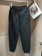 Loewe 春夏最新系列男士休闲裤！ 采用客供弹力柔棉材质，柔软细腻，手感绝佳！品牌格调一览无余！极简主义设计，没有多余浮夸的元素来宣兵夺主，细节做工精细，五金
