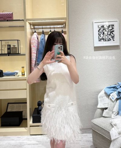 Chane*2025新品烫钻羽毛针织背心裙 定制Yb羊绒纱线织造 舒适软糯 弹力十足 圆领针织背心裙裁剪 成衣选用高级走针工艺 正反面裙摆不规则分布水钻装饰 同