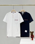 特价 藏青0-1码 白色0码 thom Browne 汤姆布朗.Tb夏季前短后长 新款口袋织带款T恤现货出 面料采用220克平纹面料 成分百分百纯棉 料子弹力柔