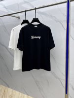 Burberry*巴宝莉 2025Fw春夏新品圆领打底外穿T恤，立体感Logo微廓形半袖纯棉打底，手感面糯有骨感，柔而有韧性。工艺处理，韧性和抗皱性能得到大幅度