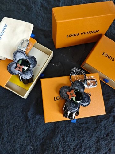 louis Vuitton Lv太阳花金属钥匙扣 玩偶挂件 这次的设计洋溢不羁风采 趣味性十足 好看百搭 送人自留都很合适