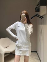 Miumi*25Ss春夏新款 知识分子时髦风微标圆领长袖T恤三件套丨独家Yb开发 高版出品 叠穿也很适合今年的流行 可甜可盐版型百搭不挑人 做工品质看细节 现货
