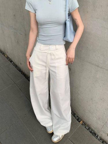 露露乐檬Lululemon 好穿好搭的一条轻工装风休闲裤 整体看起来偏简约 但又有很多设计点工艺细节 所以即使搭配一些简单的上装单品 看起来也会很有搭配感 这次