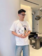 fd 2025Ss春夏新款首发专柜最新款短袖圆领T恤 高端订制 设计前卫时尚！品牌Logo重工艺设计 高端定制230克面料.手感柔软.穿着舒适.专柜级别精致车线