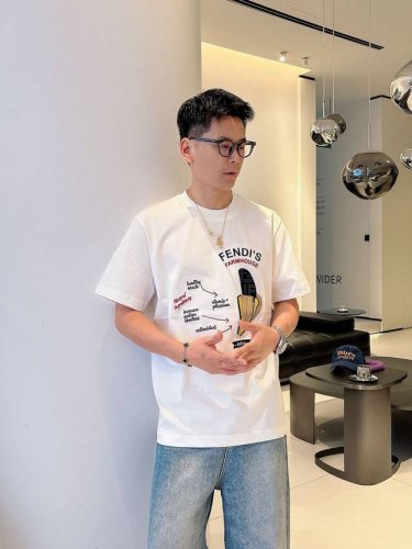 fd 2025Ss春夏新款首发专柜最新款短袖圆领T恤 高端订制 设计前卫时尚！品牌Logo重工艺设计 高端定制230克面料.手感柔软.穿着舒适.专柜级别精致车线