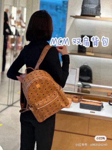 mcm巨无霸双肩包 这款绝对是Mcm的宝藏款，红遍大江南北，试问谁人不知谁人不晓？ 这款包采用的是经典的Visetor材质，非常耐磨耐用 两侧各有18颗铆钉，凸