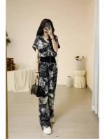 码数 S-M-L-Xl 颜色 黑色 面料 丝光缎 采用的宽松的版型 上身感觉很舒服 弹力松紧裤腰包容身材 领口的重工艺金属双头拉链 很显质感 超有气质的水墨画印