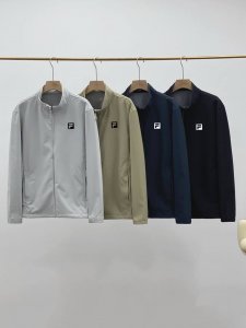 Fila斐乐户外立领休闲通勤冲锋衣 白灰 秋麦 墨蓝 黑色 L-5Xl 在探索户外的征程中，一件兼具功能性与舒适性的冲锋衣，无疑是每位户外爱好者不可或缺的伙伴。