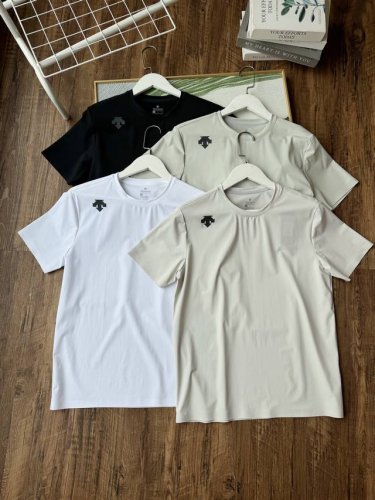 解锁夏日清凉，迪桑特男士速干T恤来袭 夏日激战球场，汗水肆意挥洒，衣衫黏腻成了运动的阻碍？别担心，迪桑特男士圆领T恤重磅登场，为你化解夏日运动难题。 它甄选功能