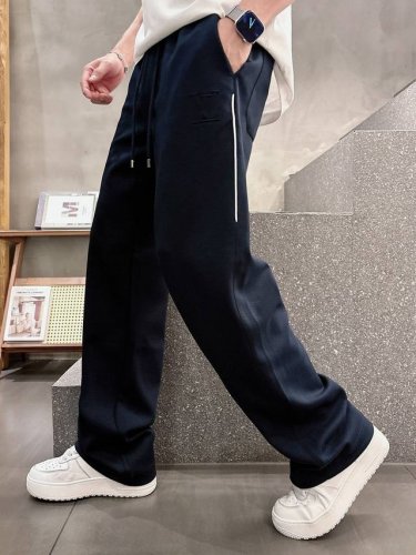lv# 2025 铜氨丝莫代尔空气层春夏休闲裤子 美学的焕新诠释,演绎浓郁的格调型时尚风范,细节感和设计感强悍.经典品牌标识做为色彩搭配,演绎经典的品牌时尚,为