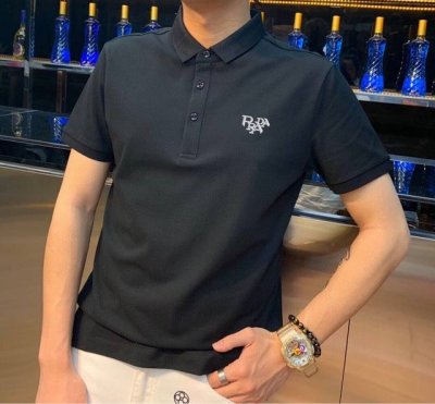 prada普拉达 小刺绣 夏季男士新款翻领短袖polo衫，定制面料 透气舒适度高，细节无可挑剔，品牌元素设计理念，体现高品质。手感细腻柔软！呈现休闲裁剪，上身版