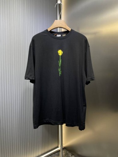 loewe 顶级原单 2025新款花朵印花，热烈而阳光的郁金香， %纯棉材质，中克重质感更好更挺阔，黄色郁金香的花语是阳光无望的爱，浪漫一夏穿上它心情会变得阳光