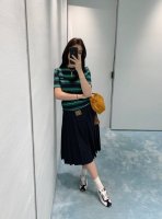 Miumi* 25Ss春夏新款 微标条纹短袖圆领T恤丨原版开发 高版出品 磨破工艺 采用平纹棉质面料制作 条纹图案细节 胸前饰有品牌标识贴布徽标 长款直筒版型