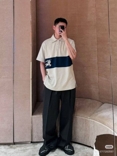 burberry 巴宝莉2025新款巴-宝-莉战马拼接短袖Polo衫男女同款 本款Polo 衫，选用平织棉质面料打造。融入丝网印花工艺呈现的对比感条纹图案，搭配