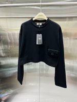 fendi系列最喜欢的卫衣 9300购入定制330克精棉双股面料。 拆Yb开模最新双F五金 全手工制成的立体口袋小包包 开模提花织带 细节精致。简洁时髦 上身超