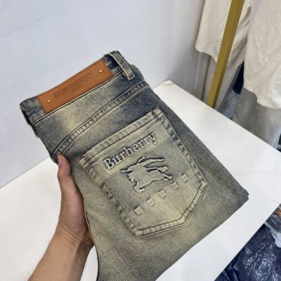 供 巴宝莉 24早秋款 男士牛仔裤原厂原布原洗水！进口原版水洗弹力面料，复杂的手工艺叠加，任何一个洗水环节多停留几秒都会变成完全不一样的颜色效果，所以越加珍贵，