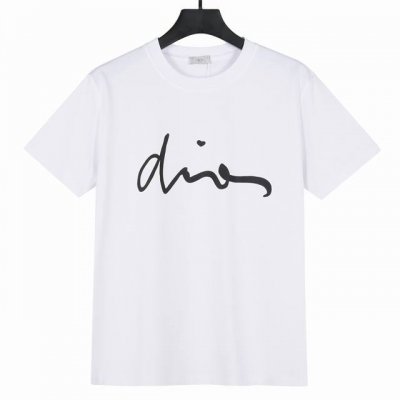 dior迪奥25Ss官网新款签名短袖T 面料采用280克重双纱精梳棉，定制32支1*1螺纹，成衣两遍水洗处理，面料舒适亲肤无异感，定制定染面料，纺织密度高，垂感