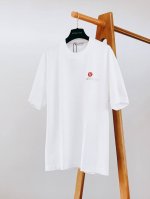 Lululemon 露露乐蒙 时尚界的宠儿！尽显奢华品质。甄选优质面料打造，奢华与时尚的完美结合，以其精湛的工艺和独特的设计理念闻名于世，这款T恤更是将品牌的经