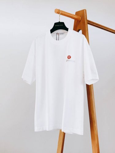 Lululemon 露露乐蒙 时尚界的宠儿！尽显奢华品质。甄选优质面料打造，奢华与时尚的完美结合，以其精湛的工艺和独特的设计理念闻名于世，这款T恤更是将品牌的经
