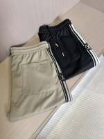 L家2025早秋新款休闲裤官网同步发售。品牌经典织带Logo休闲裤，定制面料，舒适度极好，手触感强烈。辨识度极高，完美品相工艺。 颜色：黑色，卡其色 尺码:M-