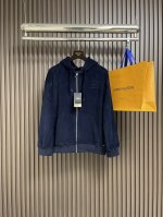 上衣 P390 裤子 P330 Fendi 徽标刺绣灯芯绒休闲外套卫裤套装 采用定制灯芯绒面料，表面有明显得到纵向条纹，触感柔软且富有立体感，同时又具有保暖性和