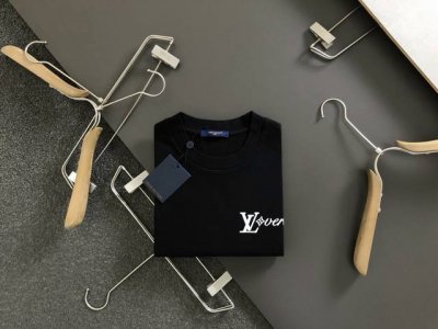 L牌*微宽版型S-Xl 25早春最新字母印花高克重重磅短袖 高端品质专柜原单圆领短袖 顶级制作工艺进口面料 专柜款独特设计 采用进口高端订制进口丝线手感一流 官