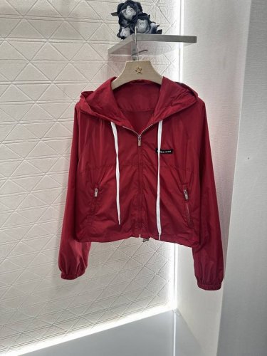 miumi*2025新品上架 连帽防晒外套短裤套装 定制Yb环保再生尼龙材质 舒适好穿 挺括有型 连帽防晒外套短裤套装 胸前采用字母方标 更显高级 配合下摆抽绳