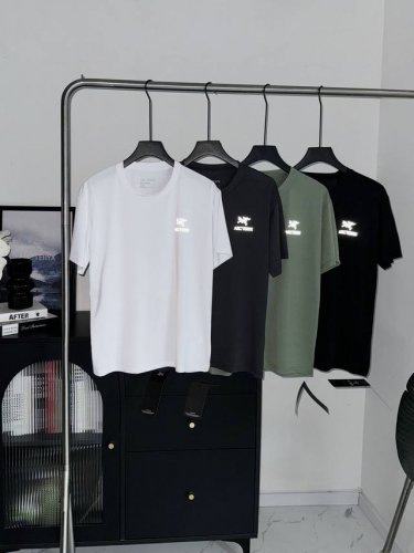 arcteryx 始祖鸟反光速干冰丝短袖T恤 夏季徒步往往耗费时间长且需应对变化多端的温度。轻薄款短袖衬衫，吸湿排汗，且十分柔软舒适。可迅速干燥。修身款式便于叠