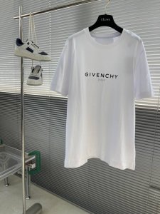 Gvc 反转Logo印花短袖 采用50支爽滑双股配套1×1索啰呐螺纹面料 手感柔软 舒适贴肤 搭配Gvc 反转Logo 以渐变效果为点缀 若隐若现 Clean