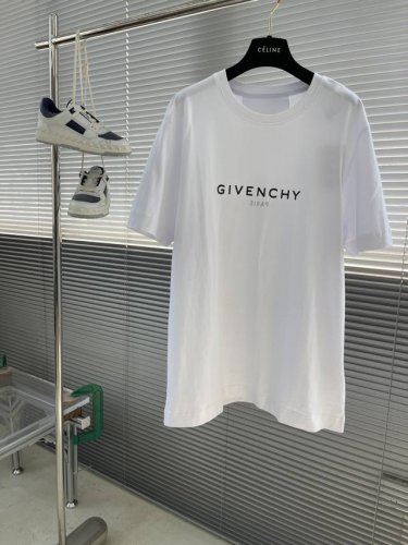 Gvc 反转Logo印花短袖 采用50支爽滑双股配套1×1索啰呐螺纹面料 手感柔软 舒适贴肤 搭配Gvc 反转Logo 以渐变效果为点缀 若隐若现 Clean